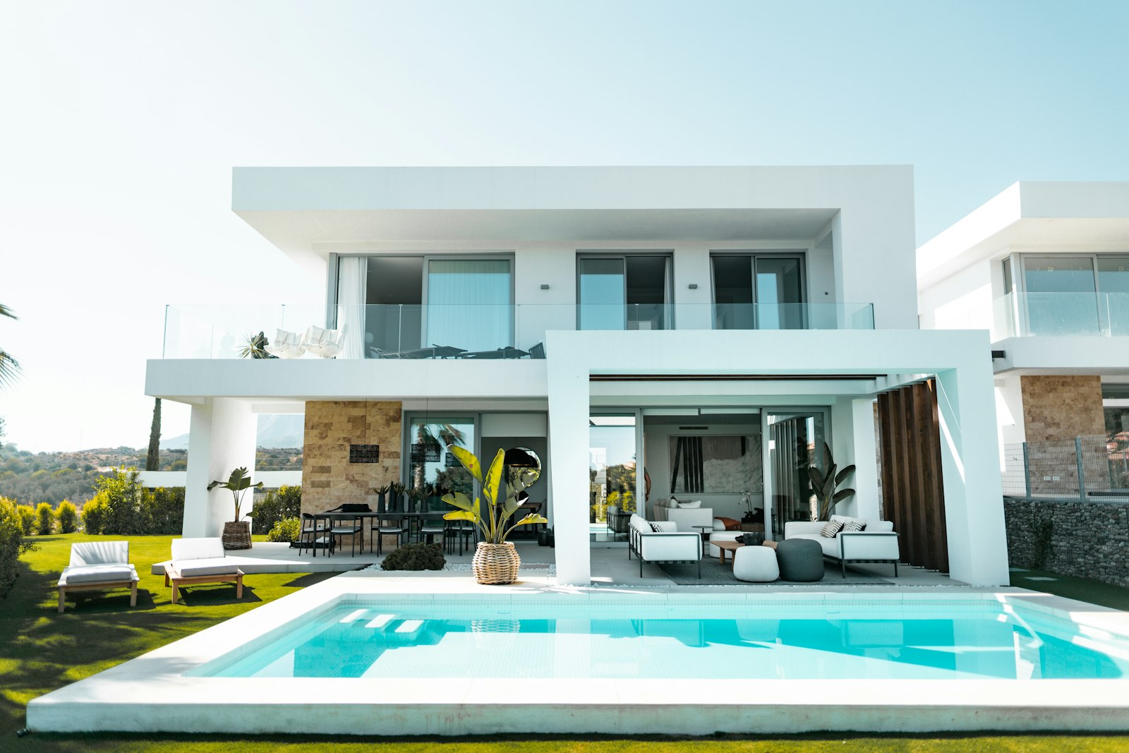 Beyaz villa ve havuz